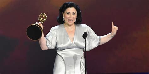 Alex Borstein Accepted Her Emmy Without a Bra and Were All。